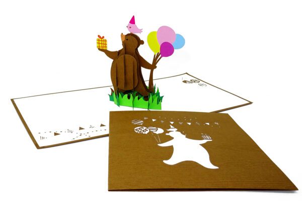 Plongez dans l’élégance tridimensionnelle avec nos cartes pop-up d’exception ! Chacune de ces créations, inspirée par l’art asiatique du pliage (Origami) et de la découpe de papier (Kirigami), marie avec finesse un design moderne à un artisanat traditionnel. Chaque carte 3D pop-up devient ainsi une invitation à explorer la créativité et à partager des moments exceptionnels avec vos proches. Que ce soit pour célébrer un anniversaire, envoyer des vœux chaleureux, ou exprimer votre amour, nos cartes offrent une manière unique et mémorable de transmettre des émotions. Faites l’expérience de l’art, de l’ingéniosité, et de la beauté avec les cartes pop-up qui transcendent le simple geste d’offrir une carte pour devenir un cadeau en soi. Chaque carte est minutieusement conçue avec un souci du détail, offrant une expérience tactile et visuelle unique. Format : 15 x 15 cm